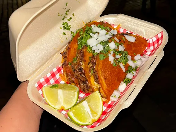 8h Birria Tacos met limoen in een open afhaaldoos op rood-wit papier