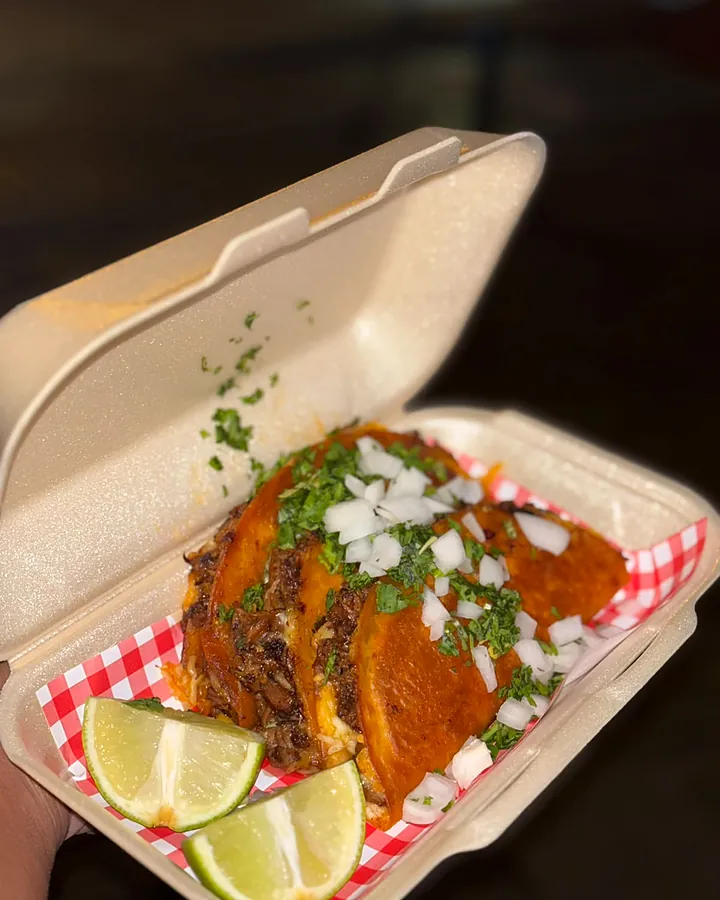8h Birria Tacos met limoen in een afhaaldoos, 's avonds