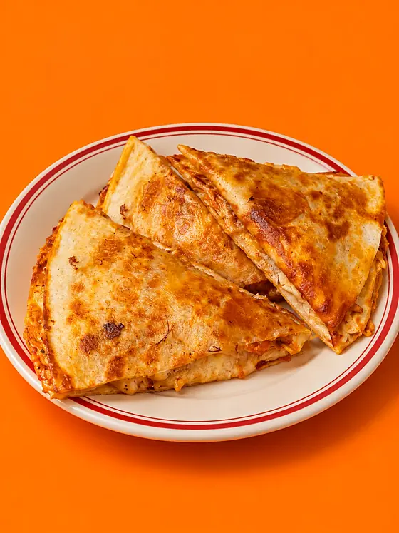Kip quesadilla, goudbruin gebakken, op een bord
